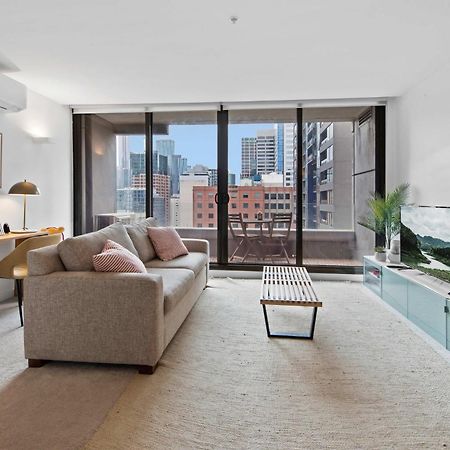 Modern 1-Bed City Apartment With Pool And Gym Melbourne Exterior photo